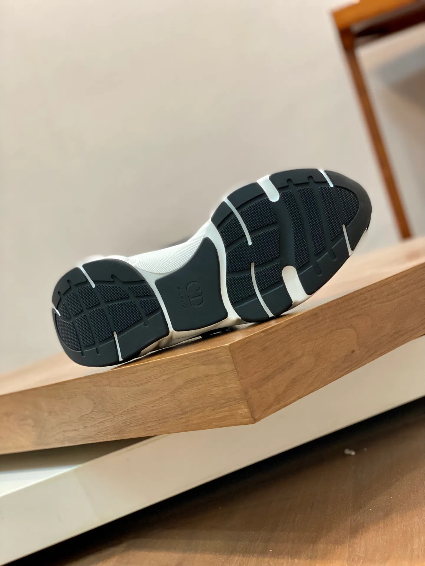 Factory price: 500💰 Dior B22 men's jogging fashion sneakers. This item draws inspiration from retro jogging shoes. It adopts a thick low-top design, with an upper made of leather and mesh fabric, and a black and white engraved rubber sole. The side is decorated with an embossed "Di~r" logo. Code number: 38-45 (38, 45, 46 can be customized)